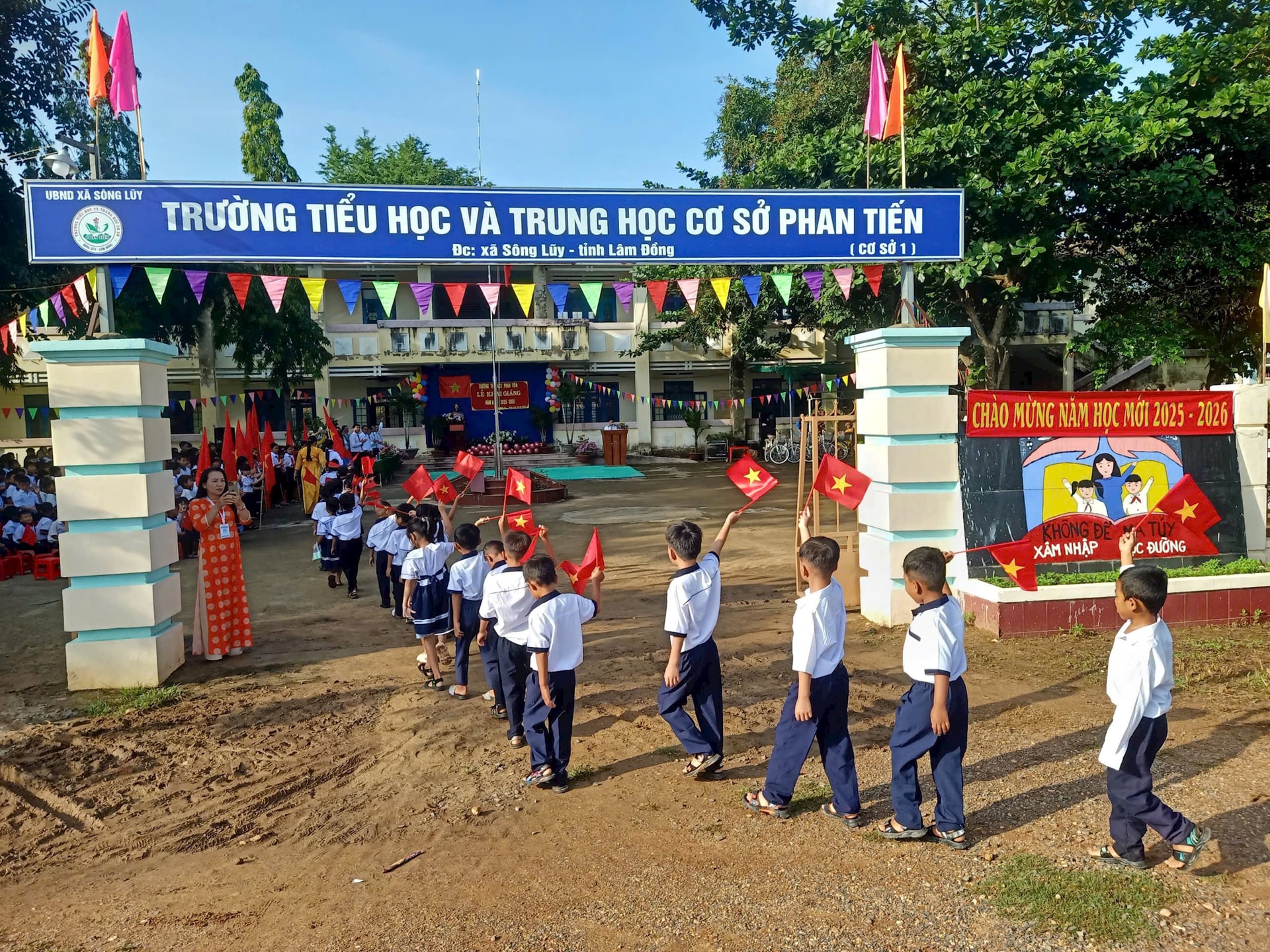 Song Luy komünündeki eğitim tesisleri.