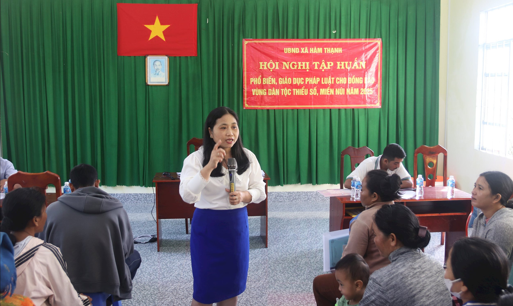 Bà Cao Thị Ngọc Trinh – Phó Chủ tịch Hội Luật gia tỉnh Lâm Đồng phổ biến kiến thức pháp luật cho đồng bào DTTS