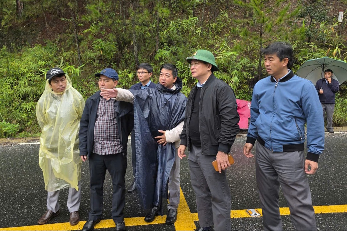 Președintele Comitetului Popular Provincial, Van Muoi, și alte autorități au fost prezente la locul împușcăturilor de la Deo Mimosa (copie) (1).jpg