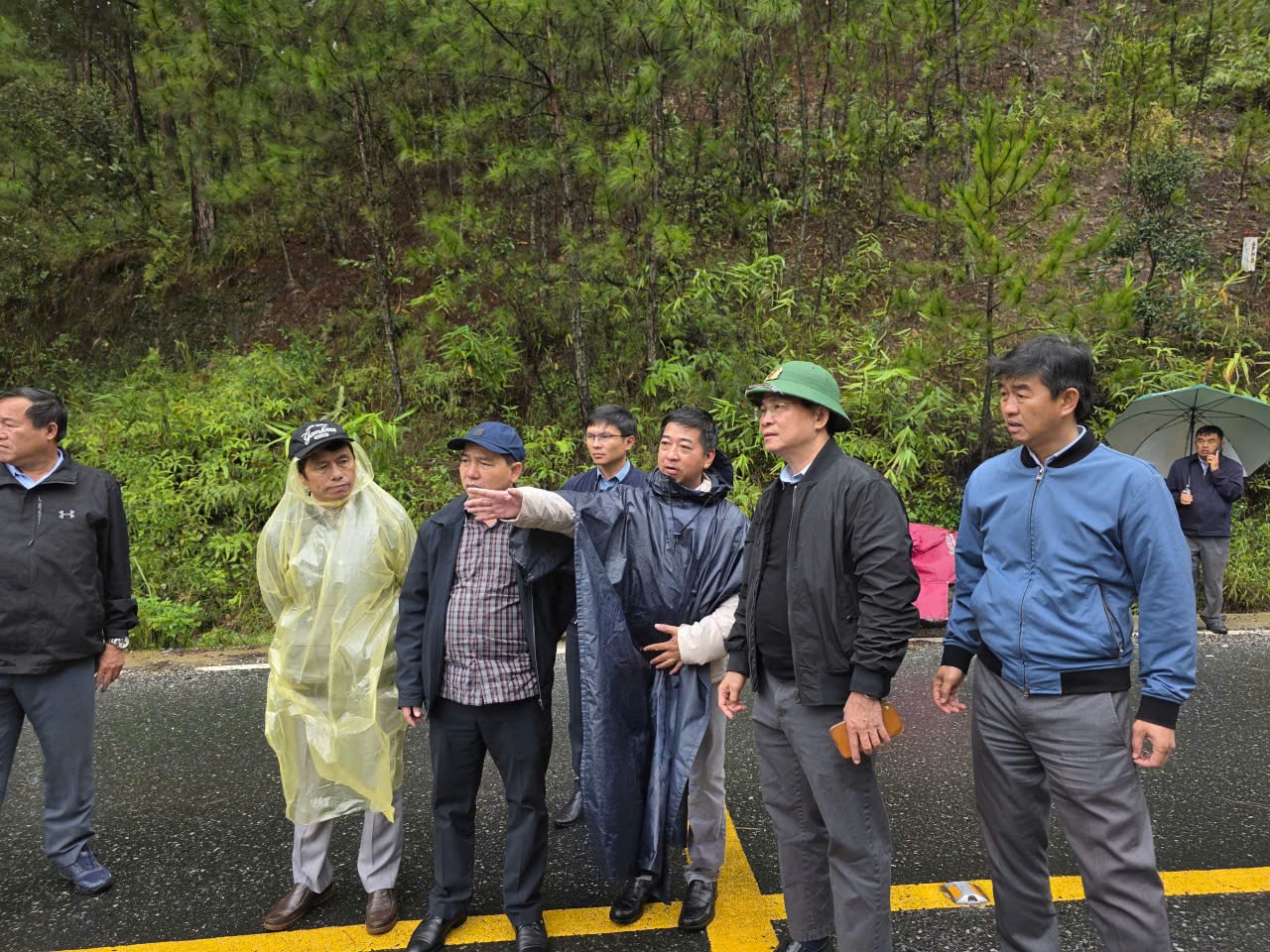 Chairman of the Provincial People's Committee Ho Van Muoi and relevant agencies were present at the scene of the landslide at Mimosa Pass to inspect and direct the repair.