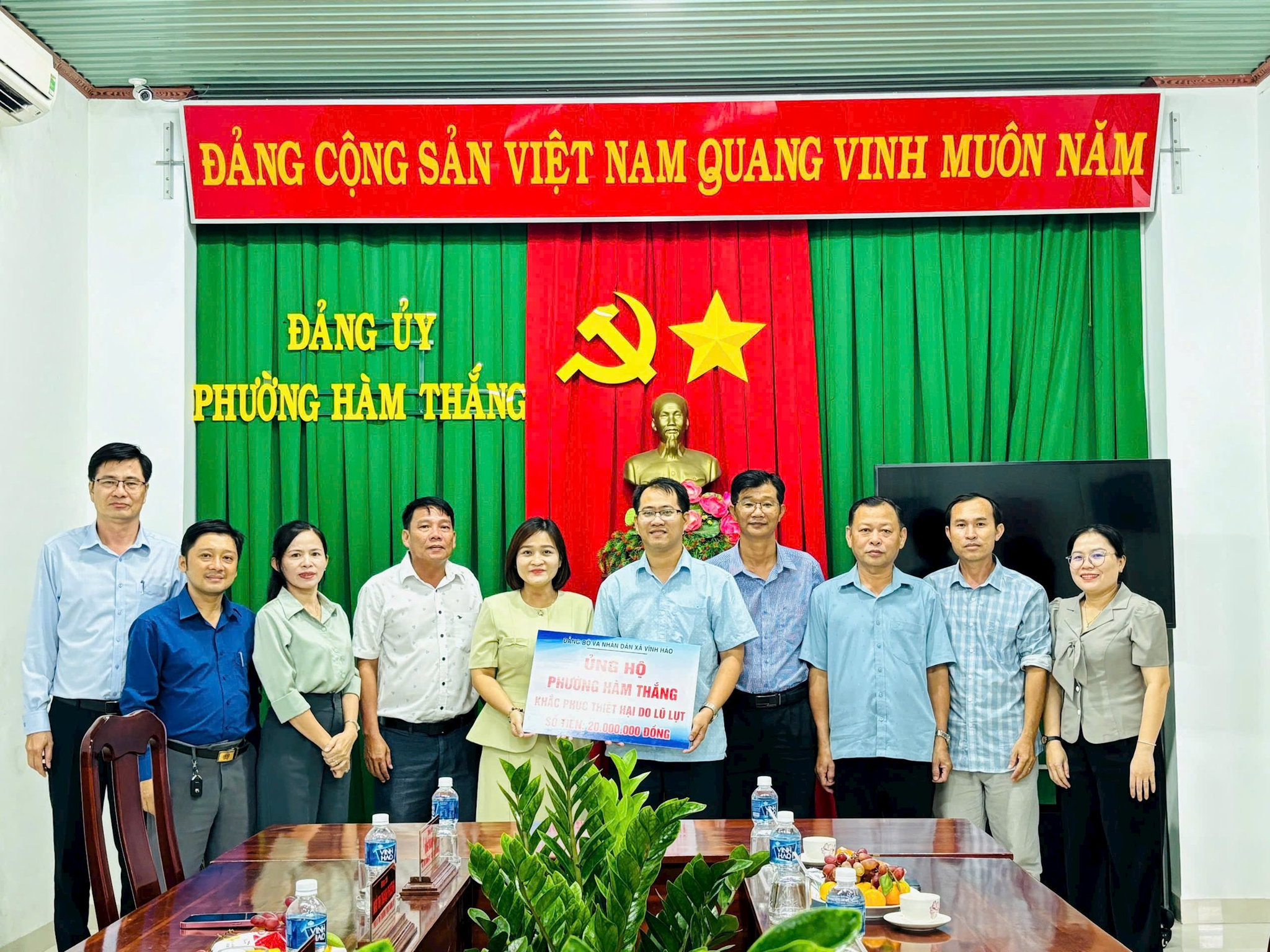 Ông Phan Hoài Bảo - Phó Bí thư Thường trực Đảng ủy Vĩnh Hảo trao hỗ trợ khắc phục ngập lụt phường Hàm Thắng