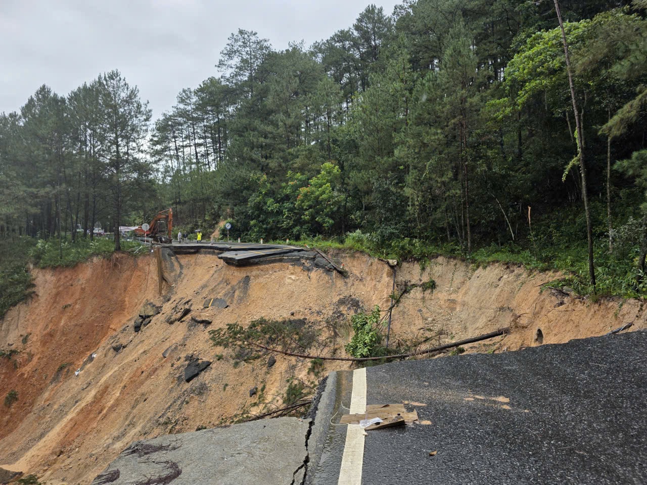 Locul alunecării de teren de azi dimineață
