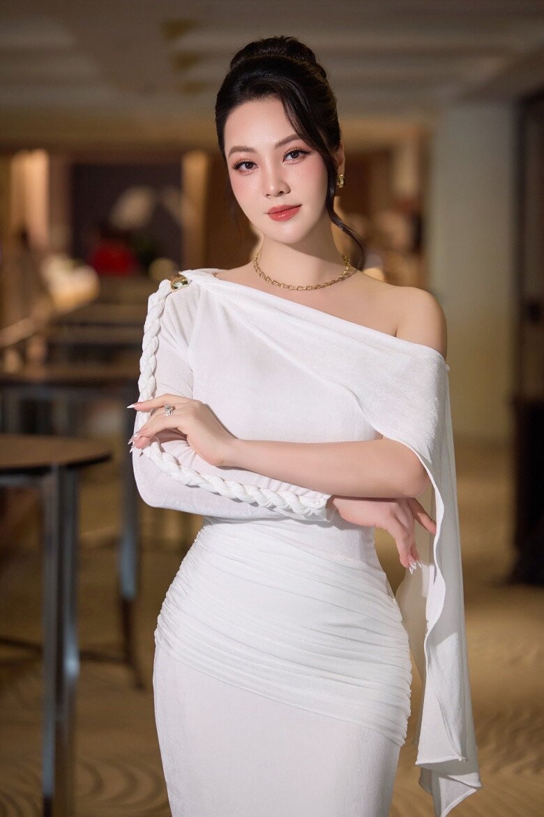 Người đẹp rạng rỡ dẫn chương trình của VTV.