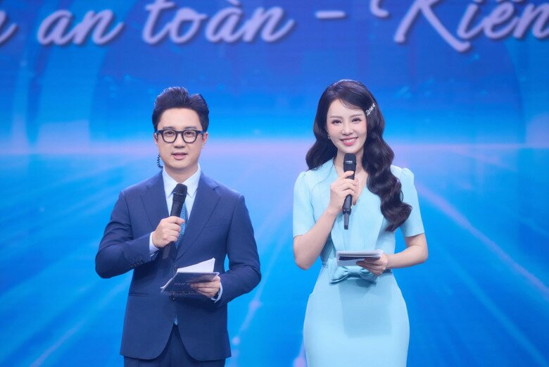 Nhan sắc xinh đẹp và phong thái tự tin của “mẹ bỉm” Thụy Vân khiến dân tình ngưỡng mộ.
