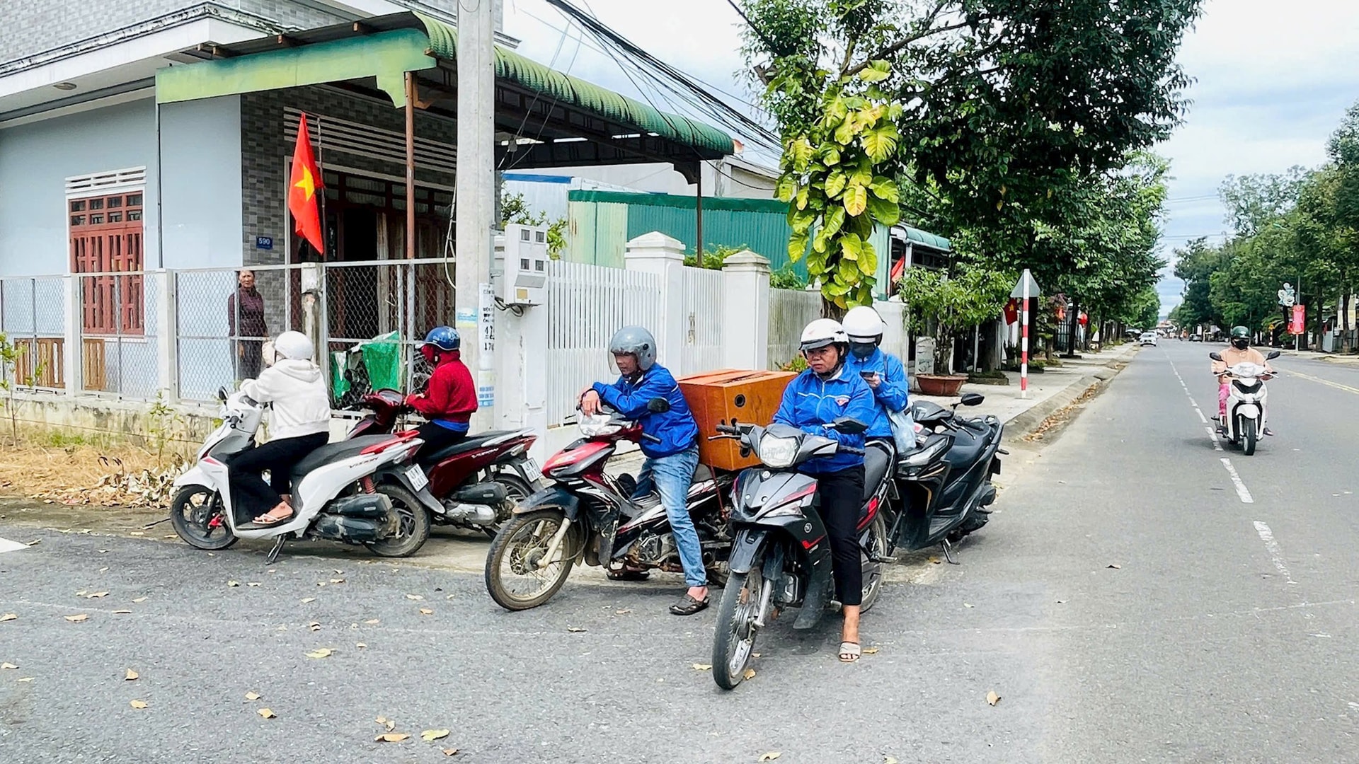 कैट टीएन कम्यून के युवा संघ के सदस्य बाढ़ के समय सक्रिय रूप से प्रतिक्रिया करने के लिए लोगों को जागरूक करने के लिए मोबाइल लाउडस्पीकर का उपयोग करते हैं।