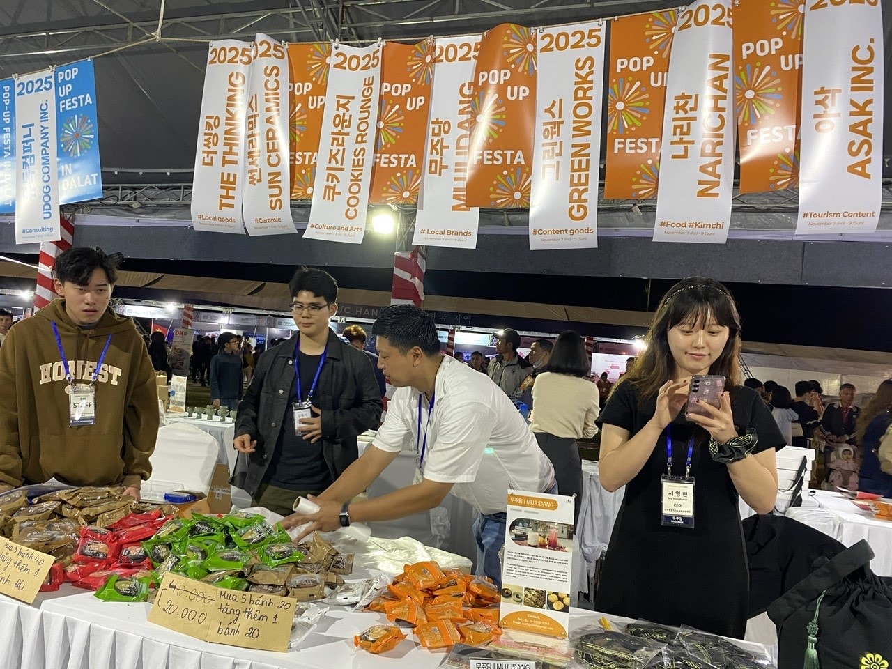 ແຂວງ Lam Dong ເປັນ​ປະ​ຈຳ​ການ​ສ້າງ​ເງື່ອນ​ໄຂ​ໃຫ້​ວິ​ສາ​ຫະ​ກິດ​ເຂົ້າ​ຮ່ວມ​ການ​ສົ່ງ​ເສີມ​ການ​ຄ້າ, ຊອກ​ຫາ​ກາ​ລະ​ໂອ​ກາດ​ຮ່ວມ​ມື​ດ້ານ​ການ​ລົງ​ທຶນ, ຜະ​ລິດ​ຕະ​ພັນ​ບໍ​ລິ​ໂພກ (1)