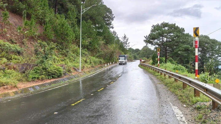 Lam Dong-provinsens byggdepartement har rekommenderat att begränsa trafiken på lastbilar med en lastkapacitet på 3,5 ton eller mer, och personbilar med 30 säten eller fler, på Ta Nung-passet när det regnar.