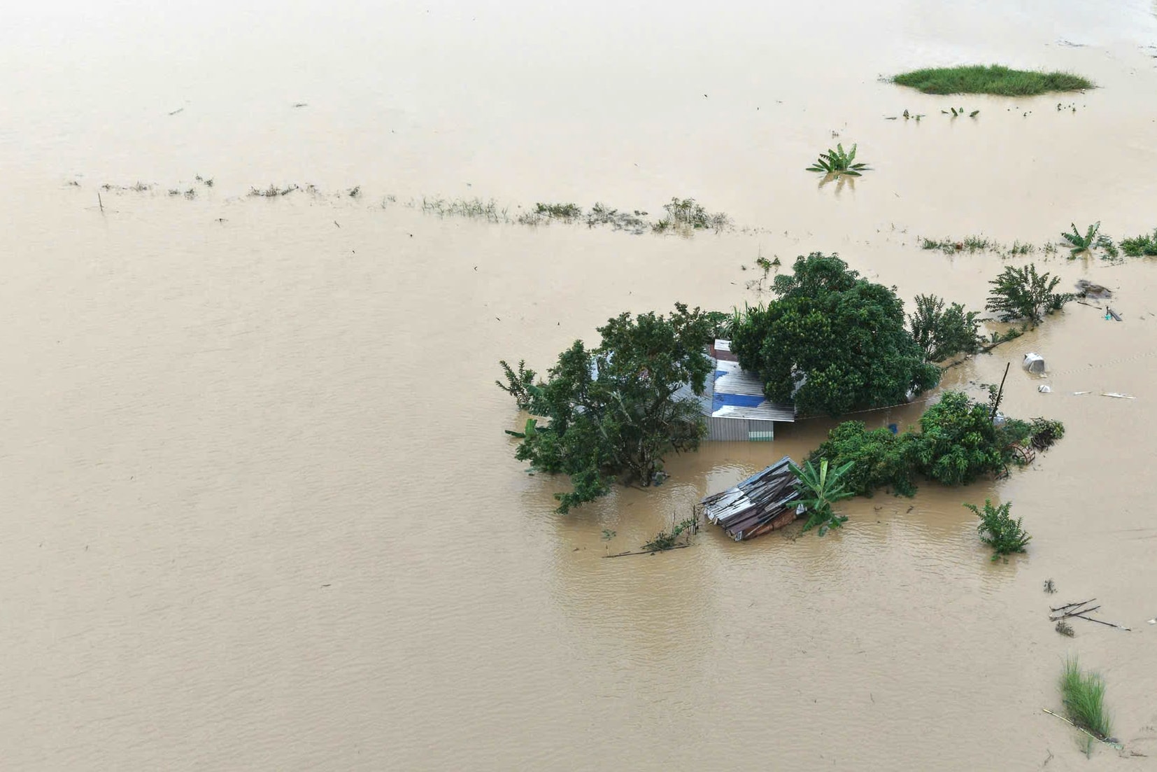 Muitas casas ficaram isoladas durante a enchente.