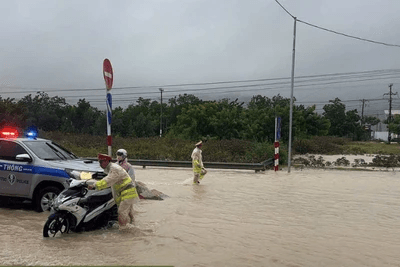 Lực lượng Cảnh sát giao tại Khánh Hòa (Ninh Thuận) hỗ trợ người tham gia giao thông trên tuyến Quốc lộ 1.