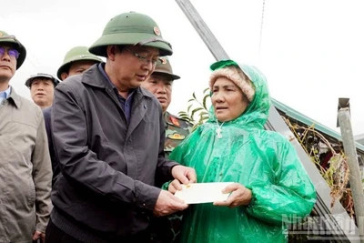 Phó Thủ tướng Hồ Quốc Dũng trao quà hỗ trợ người dân xã D'Ran, tỉnh Lâm Đồng, bị ảnh hưởng lũ lụt.