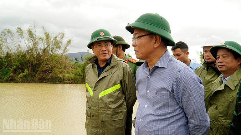 Phó Thủ tướng Lê Thành Long kiểm tra tại các điểm ngập. ndo_bl_a2-5823.jpg