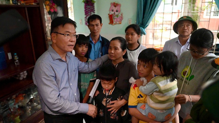 Phó Thủ tướng Lê Thành Long thăm hỏi, động viên và tặng quà các gia đình bị thiệt hại. ndo_tr_a1-1302.jpg