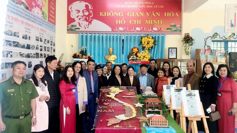 Đại biểu, cha mẹ học sinh thăm quan không gian văn hóa tại Trường Tiểu hoc Lê Lợi