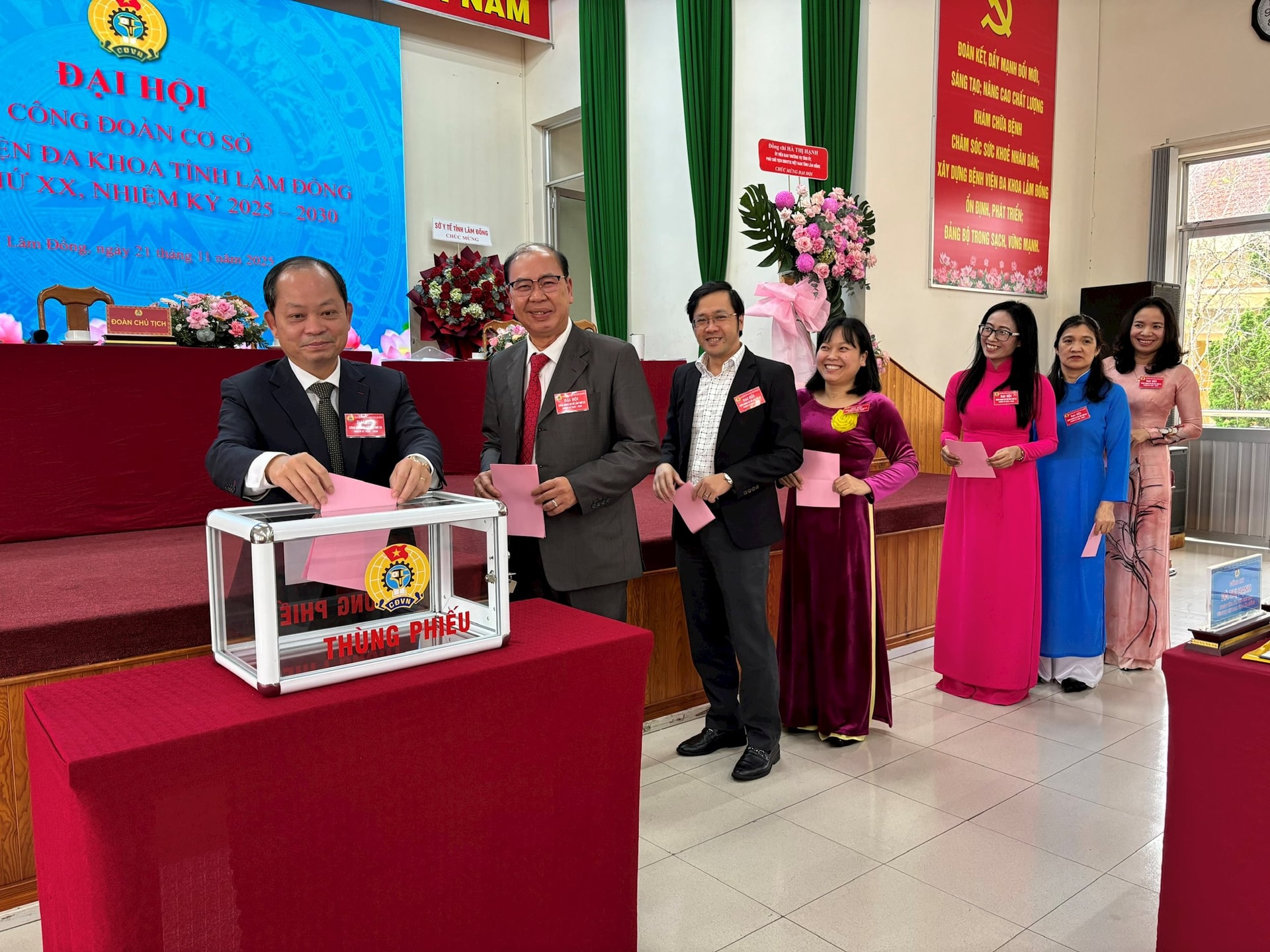 Ahli kesatuan Hospital Besar Wilayah mengundi untuk memilih Jawatankuasa Eksekutif.