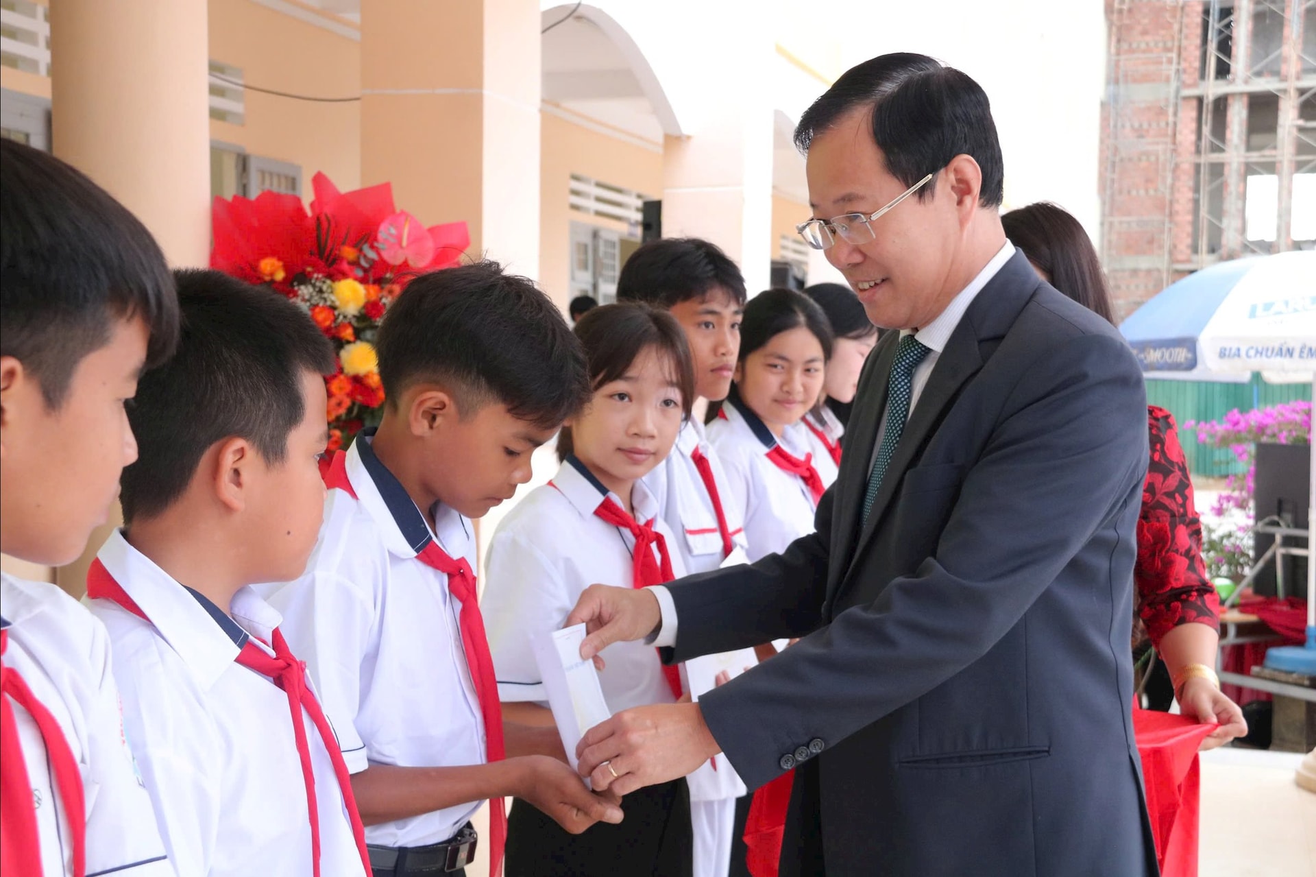 Soudruh Pham Trieu, člen stálého výboru provinční strany, stálý místopředseda Výboru Vietnamské vlastenecké fronty provincie Lam Dong, předal studentům dárky u příležitosti nového školního roku.