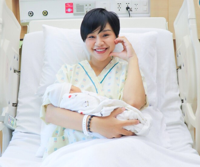 Thu Trang hạnh phúc khi lên chức mẹ bỉm ở tuổi 28.