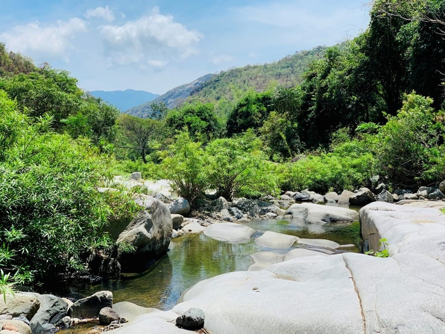 Vẻ đẹp hoang sơ của suối Lồ Ồ với dòng nước trong vắt và những tảng đá tự nhiên.