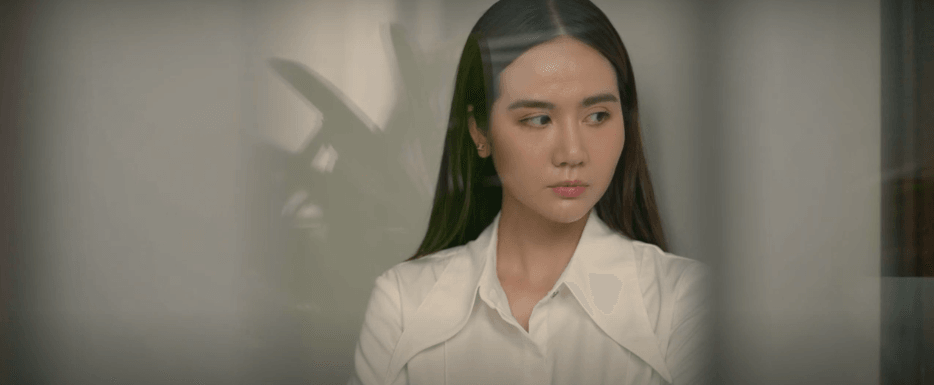 Ngân sững sờ khi nghe được âm mưu của chồng qua điện thoại.