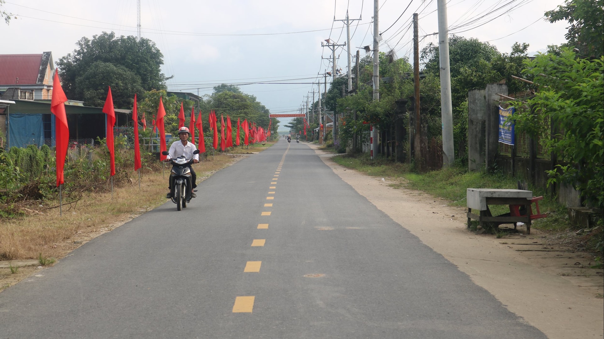 Бетонная дорога в деревне № 4, коммуна Бак Руонг.