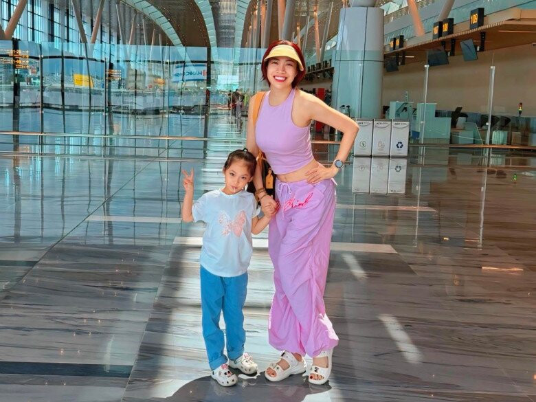 Nữ ca sĩ thường xuyên đưa con gái đi chơi đó đây.