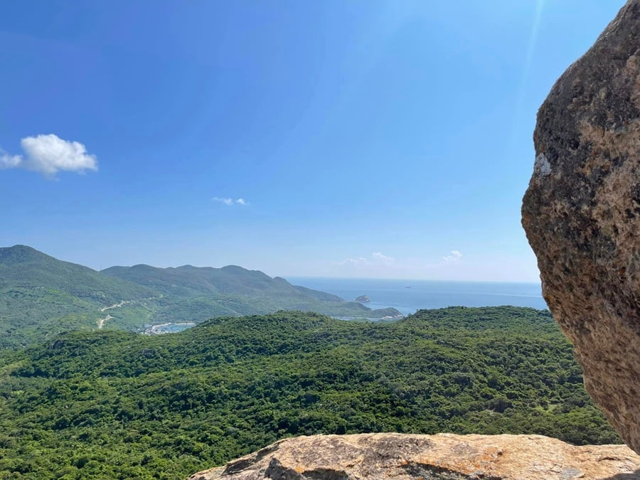 Toàn cảnh vịnh Vĩnh Hy nhìn từ đỉnh Đá Đỏ sau hành trình trekking.