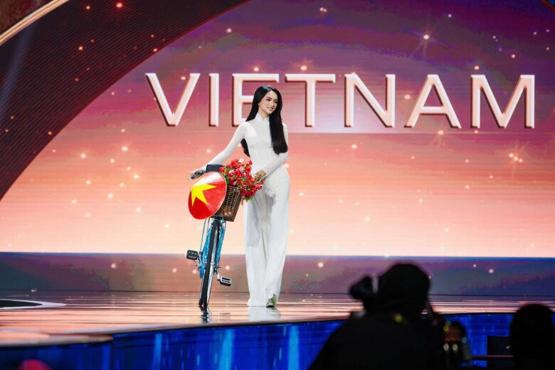 ... nhưng cô đã thực hiện được ước mơ mặc áo dài nung nấu từ thời còn đi học trên sân khấu Miss Universe.