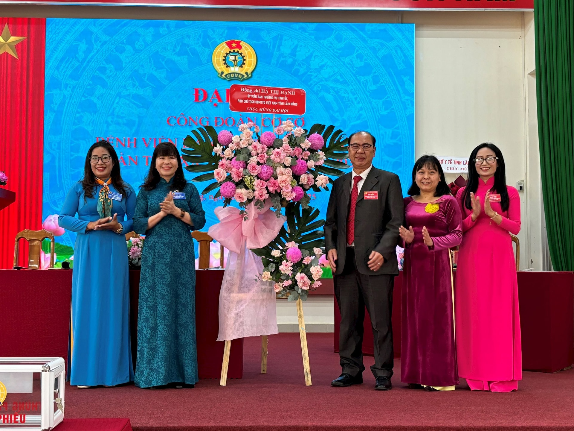 Pemimpin Front Fatherland Wilayah menyampaikan bunga kepada kongres itu