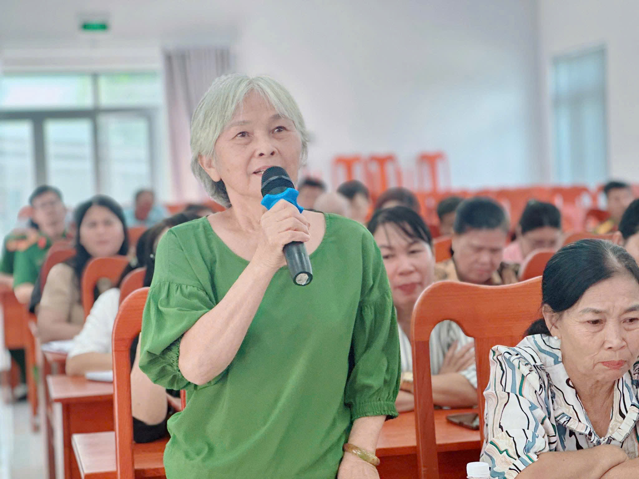 Người dân nêu ý kiến tại hội nghị