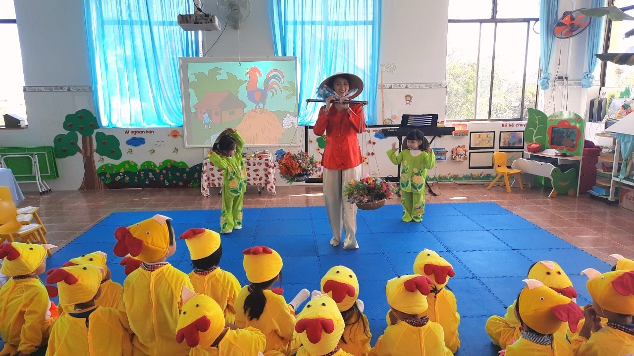 Nhiều trường khuyến khích các giáo viên tự làm dụng cụ học liệu. Ảnh minh họa