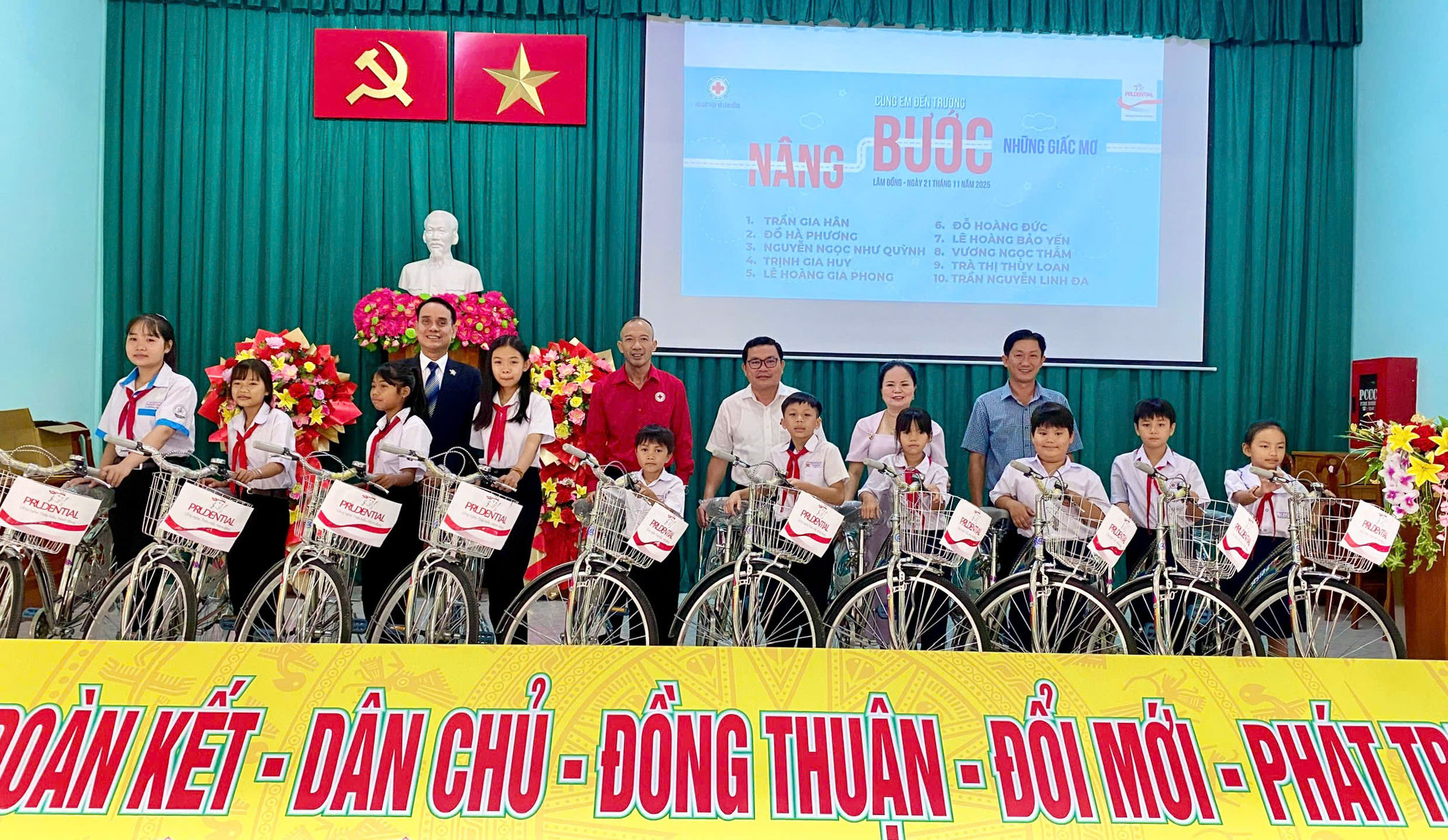 Trao xe đạp Hoài Đức 1