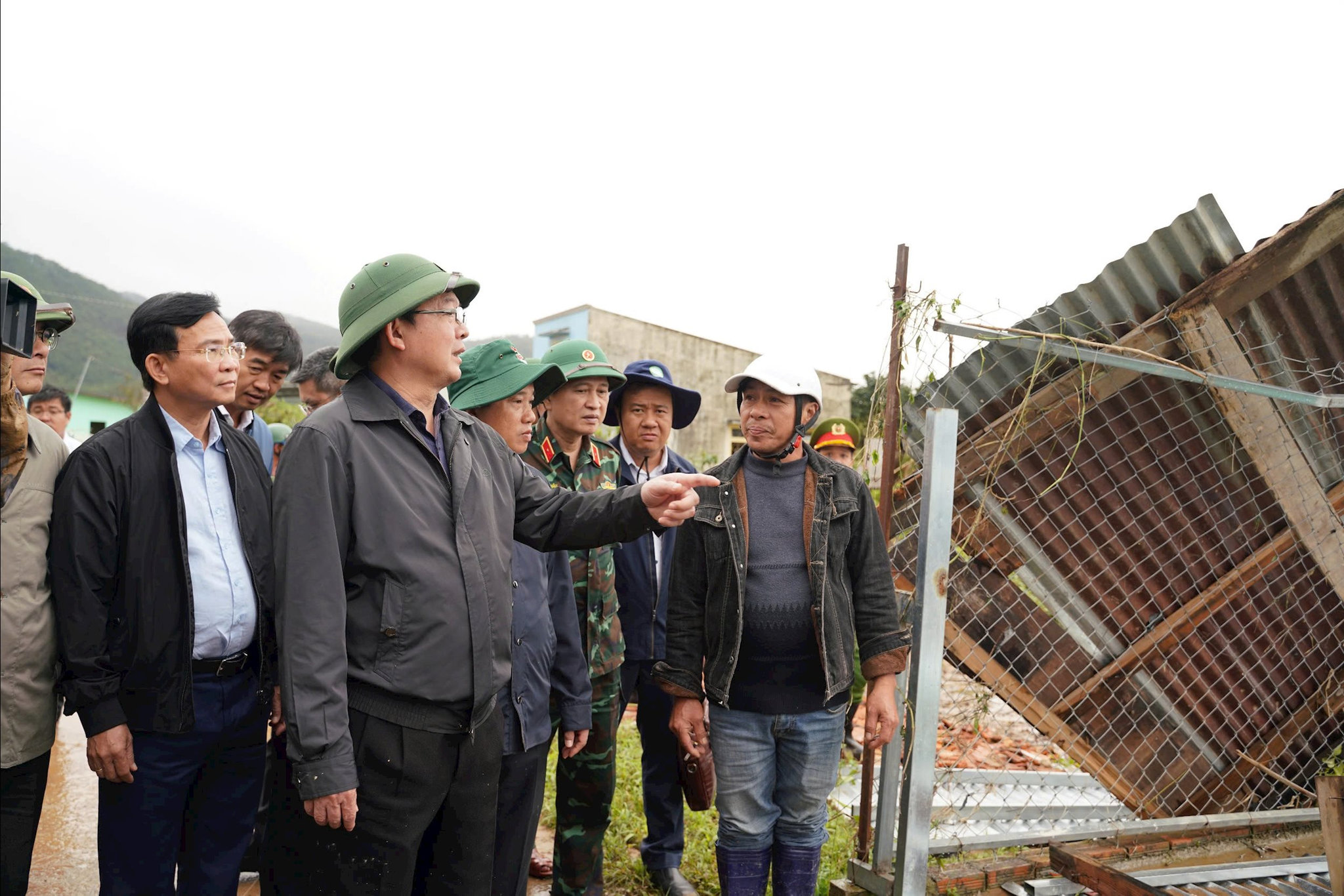 Phó Thủ tướng Chính phủ Hồ Quốc Dũng cùng đoàn công tác đ kiểm tra tình hình và chỉ đạo công tác khắc phục hậu quả thiên tai tại xã D’ran