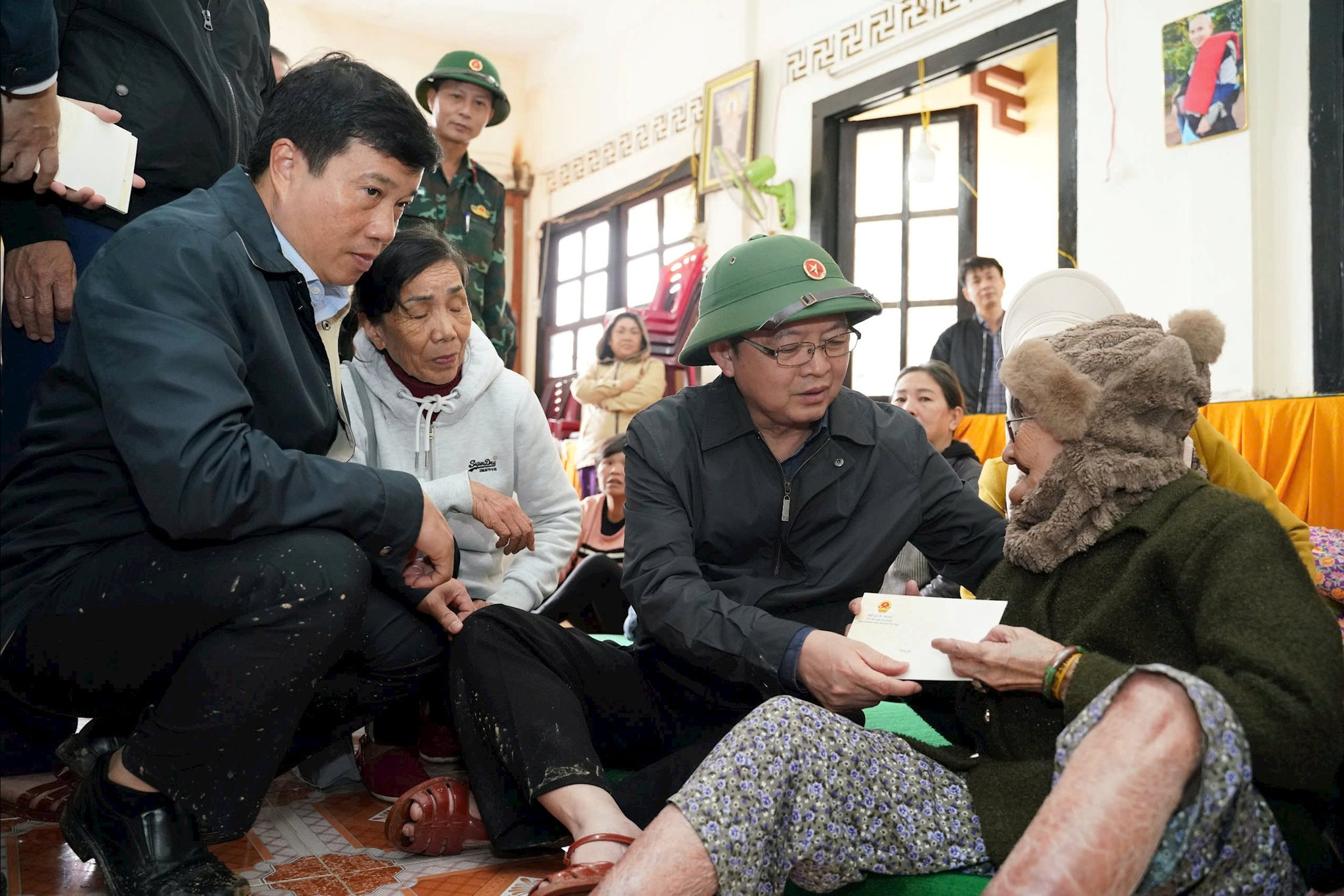 Phó Thủ tướng Chính phủ Hồ Quốc Dũng thăm và tặng quà động viên các gia đình đang tránh lũ tại xã D'ran
