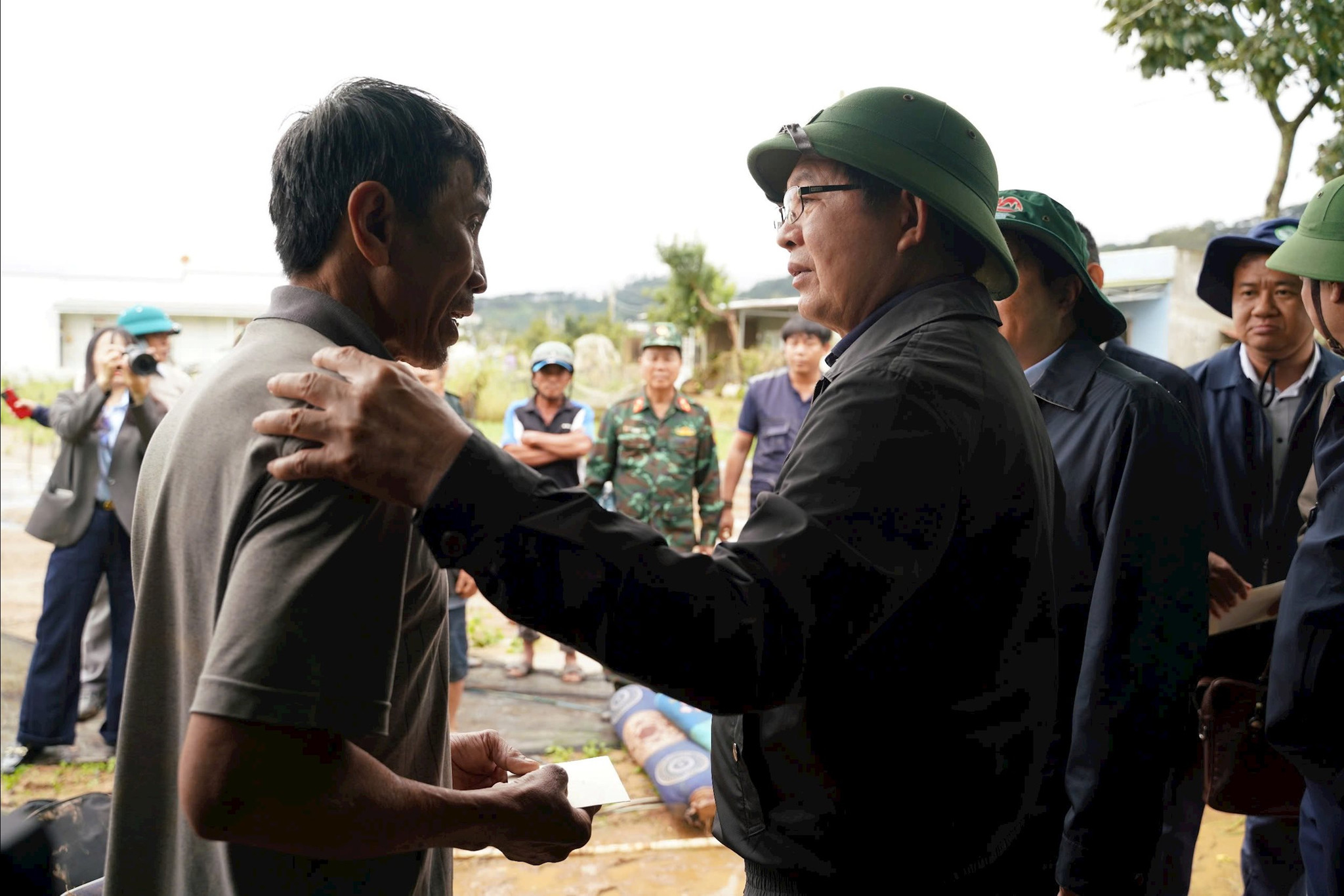 Phó Thủ tướng Chính phủ Hồ Quốc Dũng thăm hỏi, động viên t người dân tại xã D’ran