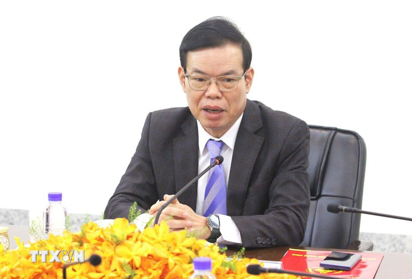 Ông Triệu Tài Vinh, Phó Trưởng Ban Tuyên giáo và Dân vận Trung ương Đảng Cộng sản Việt Nam phát biểu tại buổi làm việc với Ban Tuyên huấn Trung ương Đảng Nhân dân Campuchia (CPP). (Ảnh: Hoàng Minh/TTXVN)