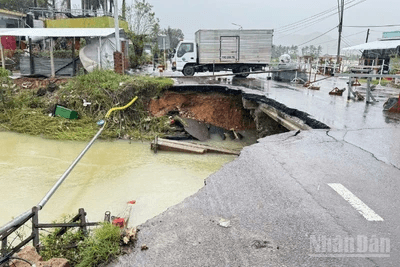 Sau nhiều ngày mưa lũ lớn, vị trí cống bản Km1253+100 trên Quốc lộ 1 bị nước cuốn trôi và phá hủy mặt đường.