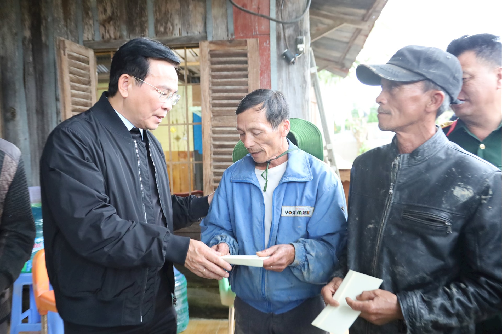 호반무어이 동지, 람동성 당위원회 부서기, 람동성 인민위원회 위원장이 홍수 피해 가정을 방문했습니다.JPG