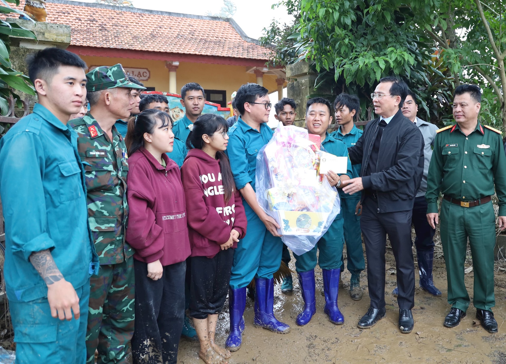 호반무어이 동지, 람동성 당위원회 부서기, 람동성 인민위원회 위원장께서 홍수 피해를 입은 사람들을 지원하기 위해 민병대를 방문, 격려하고 선물을 전달하셨습니다.