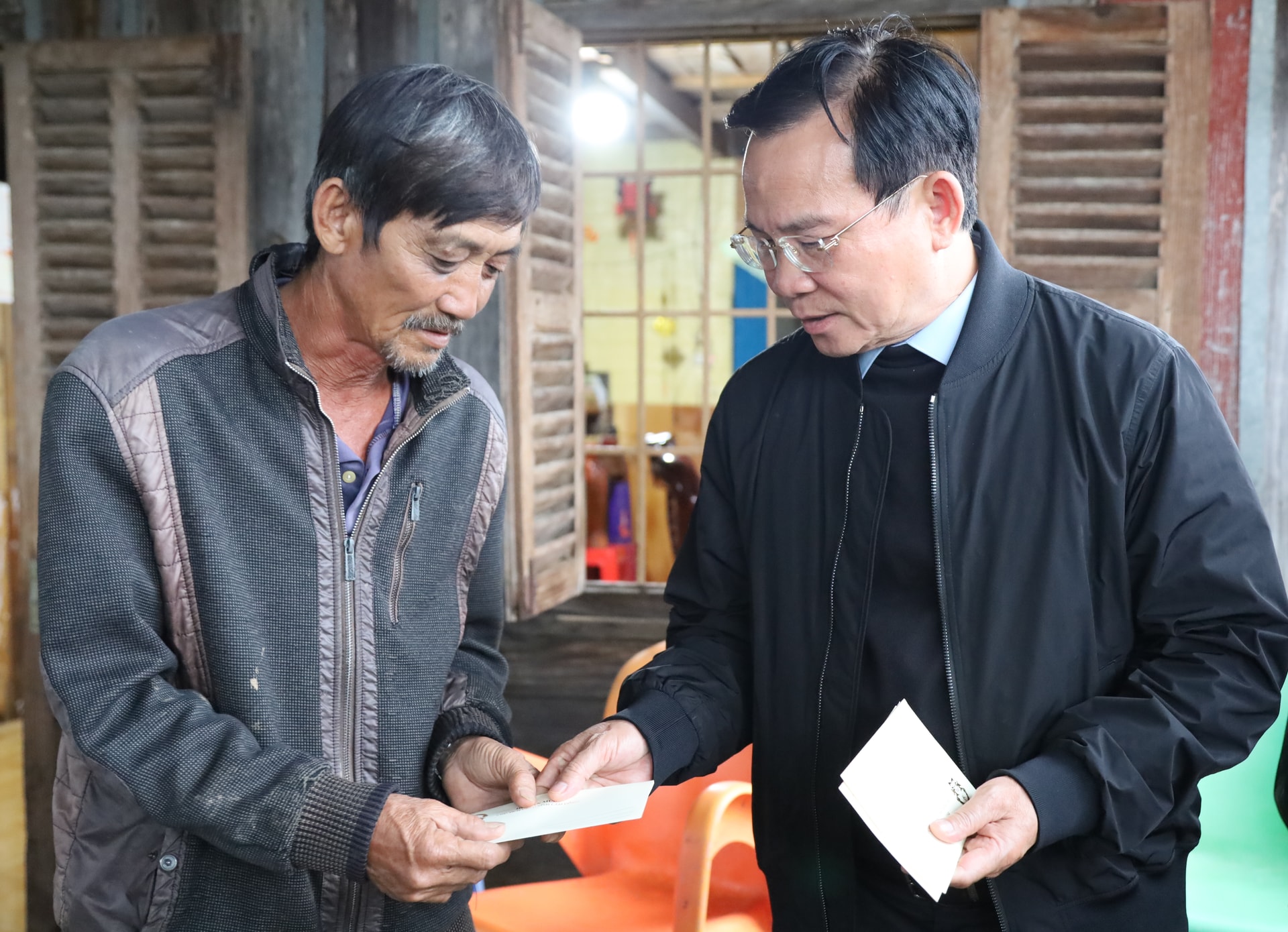 호반무어이 동지, 람동성 당위원회 부서기, 람동성 인민위원회 위원장께서 홍수 피해를 입은 가정을 방문하여 선물을 전달하셨습니다.JPG