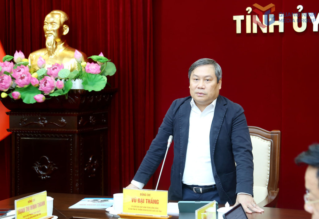 Đồng chí Vũ Đại Thắng, Ủy viên Trung ương Đảng, Bí thư Tỉnh ủy, Trưởng đoàn ĐBQH tỉnh phát biểu chỉ đạo tại cuộc họp.