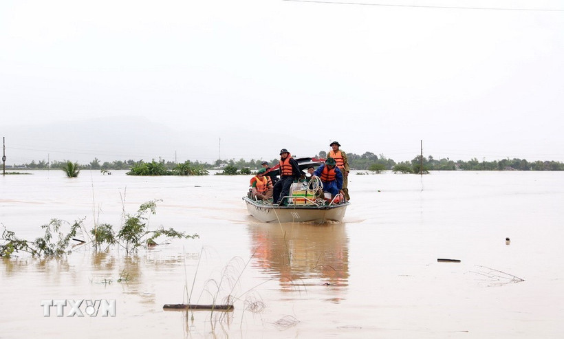 Các tàu chuyên dụng của Bộ đội Hải quân được điều động hỗ trợ ứng cứu người dân ở khu vực ngập lụt tỉnh Khánh Hòa. (Ảnh: Xuân Triệu/TTXVN)