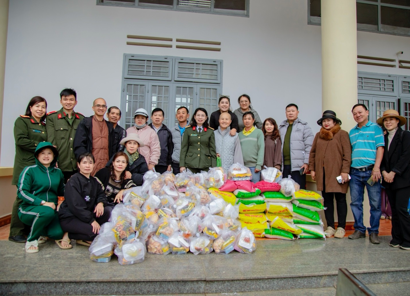 Người dân phấn khởi nhận các phần quà thiết thực của đoàn 1