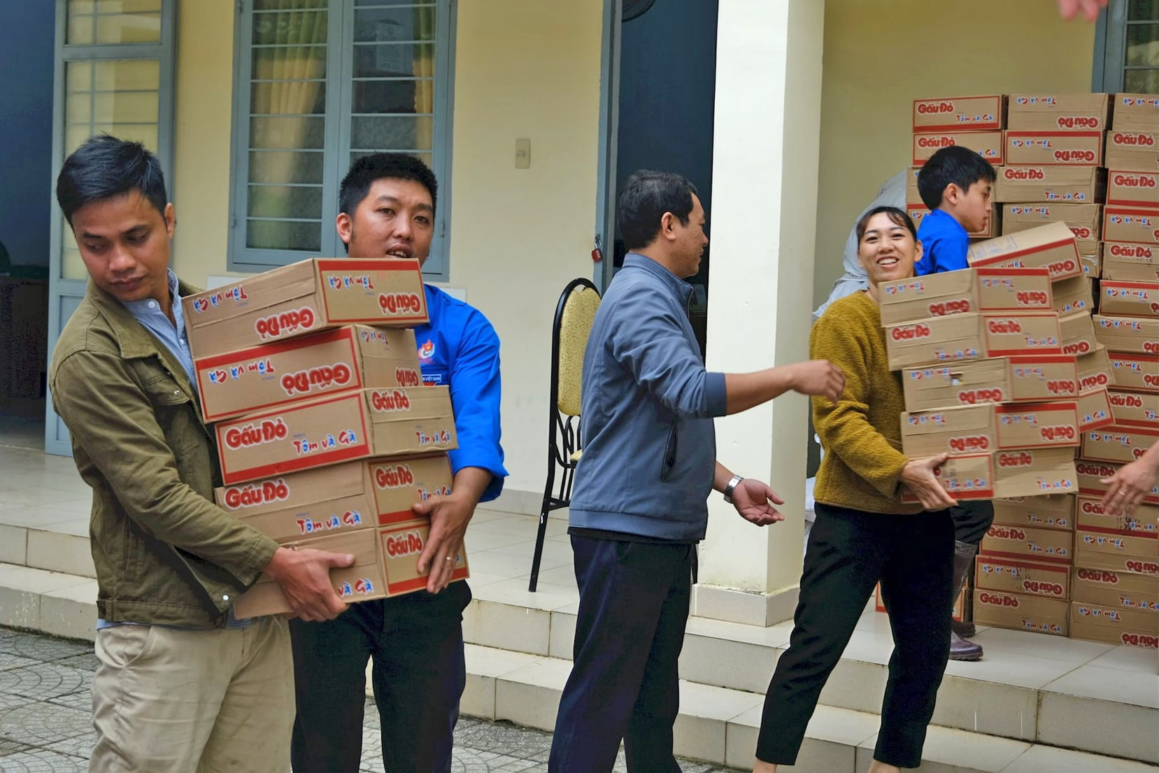 1 Mỗi phần quà được chuẩn bị không chỉ là vật chất mà còn chứa đựng hơi ấm tình người của người dân vùng đất Mỏ gửi đến người dân vùng thiên tai tỉnh Lâm Đồng