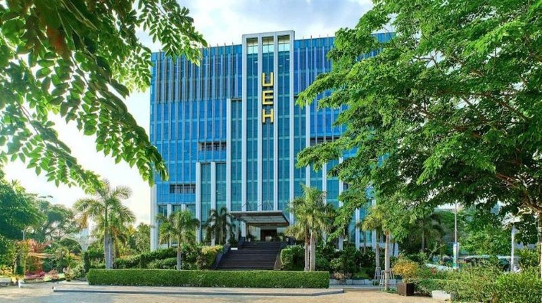 ueh-mo-rong-doi-tuong-va-chinh-sach-ho-tro-hoc-bong-cho-sinh-vien-bi-anh-huong-boi-thien-tai-nam-2025.jpg