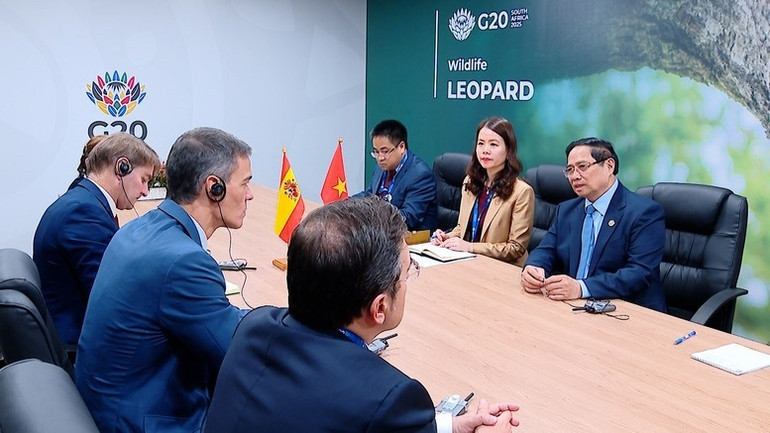 Hai nhà lãnh đạo cũng đã nhất trí tăng cường hợp tác tại các diễn đàn đa phương, đồng thời trao đổi về một số vấn đề quốc tế, khu vực cùng quan tâm. (Ảnh: VGP/Nhật Bắc) tbn2-9770.jpg