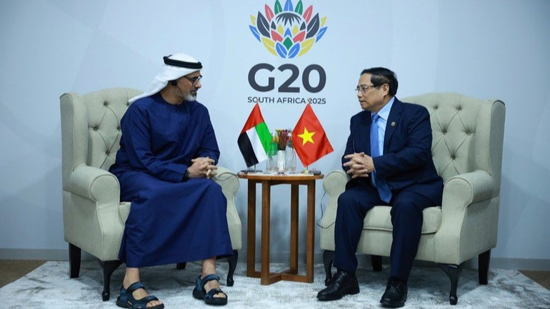 Hoàng thái tử Abu Dhabi nhất trí cao với các đề xuất hợp tác của Thủ tướng Phạm Minh Chính; cho biết sẽ cử các đoàn UAE trong lĩnh vực đầu tư, hợp tác tài chính... sớm thăm Việt Nam để thúc đẩy các dự án cụ thể. (Ảnh: VGP/Nhật Bắc) u2-3550.jpg