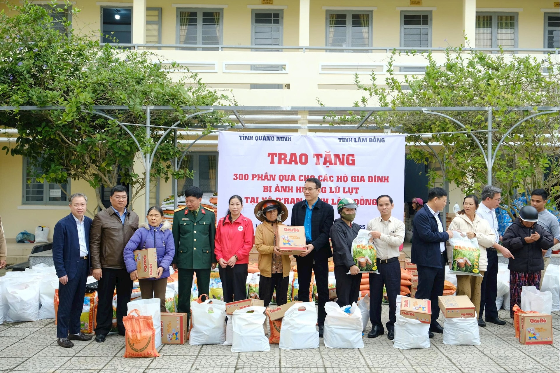 De delegatie gaf geschenken
