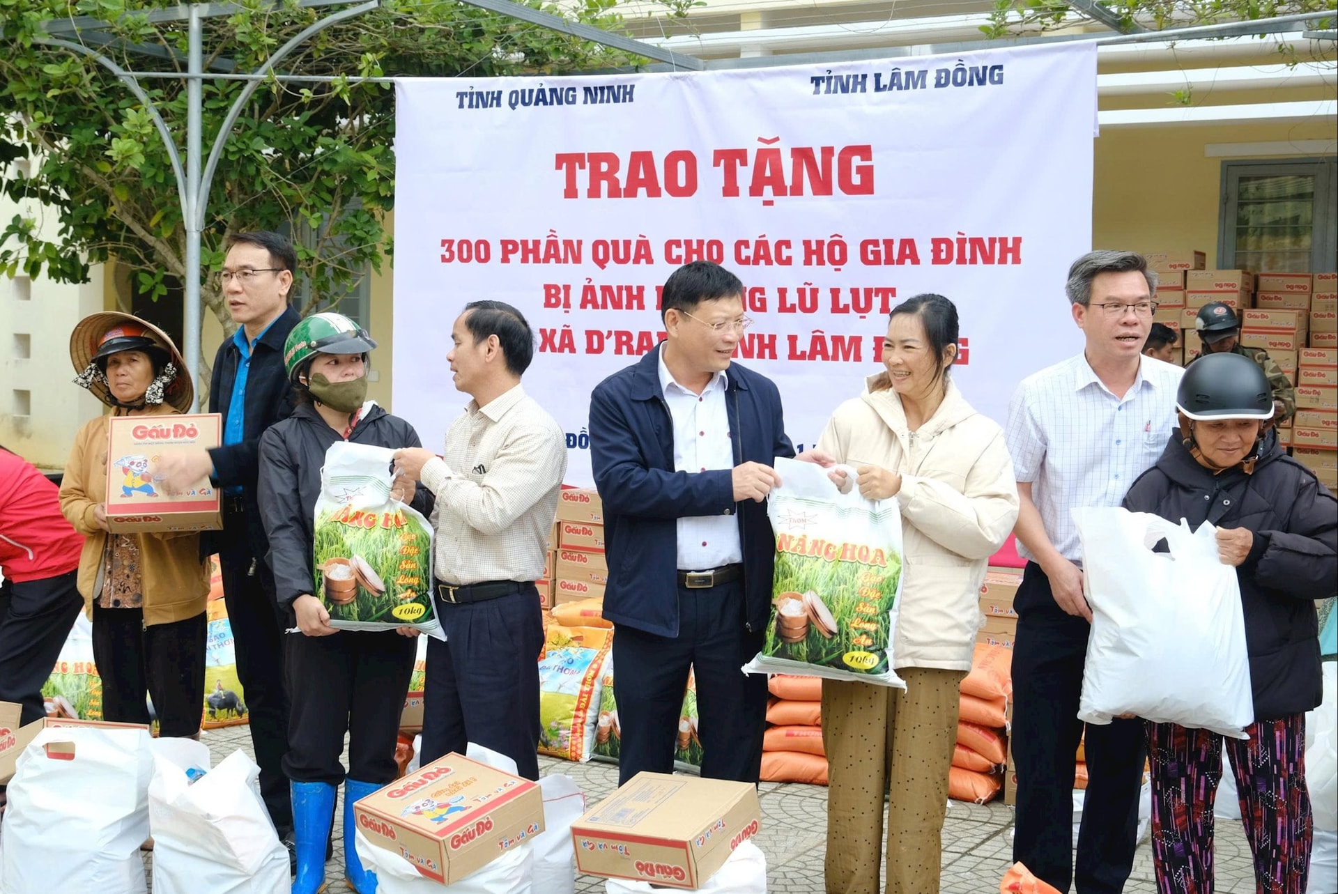 Delegatie van de provincie Quang Ninh geeft geschenken aan de inwoners van de DRan-gemeente