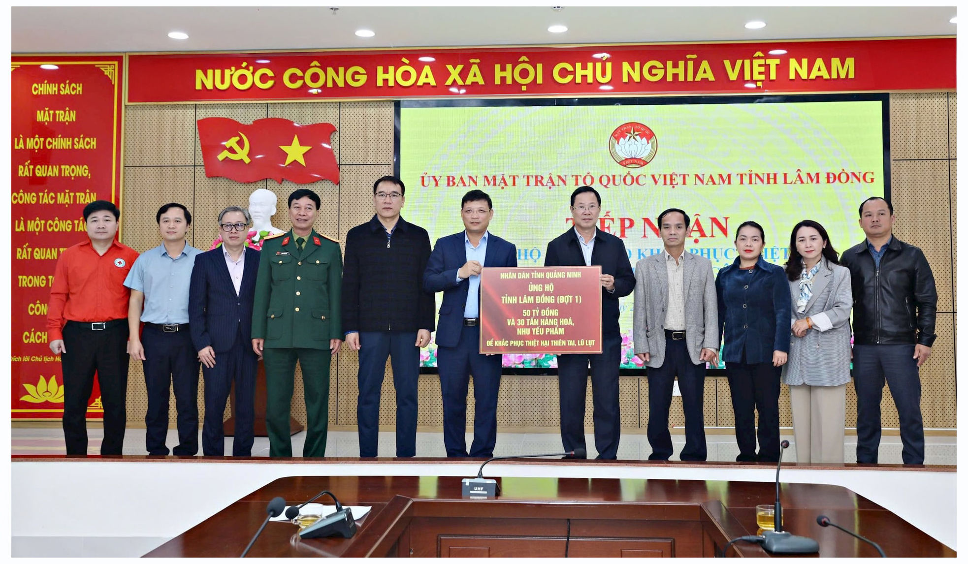 Đoàn công tác tỉnh Quảng Ninh trao kinh phí, nhu yếu phẩm ủng hộ tỉnh Lâm Đồng