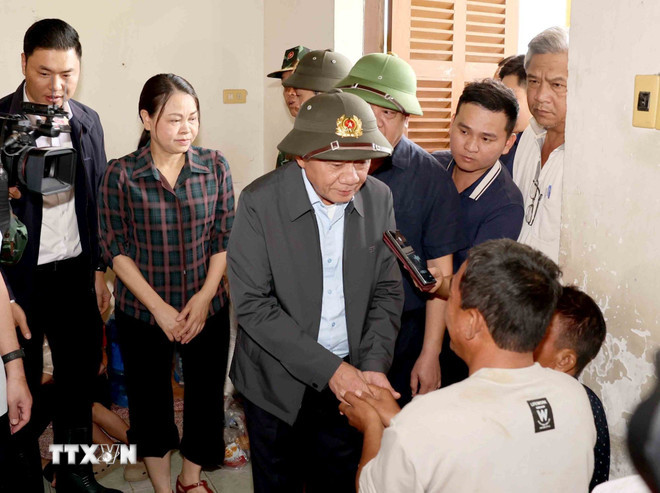 ttxvn-thuong-truc-ban-bi-thu-tham-nguoi-dan-vung-lu-xa-dien-dien-tinh-khanh-hoa-2.jpg