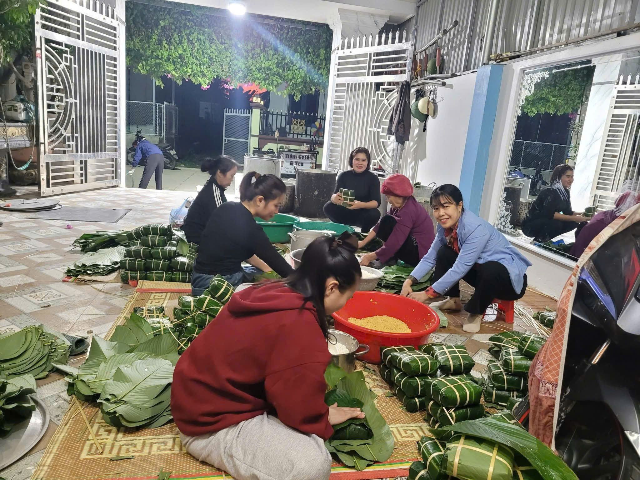 Hàng trăm chiếc bánh chưng, nhu yếu phẩm được nhân dân, tình nguyện viên phường Hiệp Hoà chuẩn bị chu đáo gửi tới bà con vùng lũ.